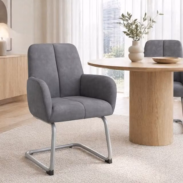 Set di 2 sedie da pranzo MODFU con braccioli integrati, struttura in metallo e legno, rivestimento in tessuto grigio opaco