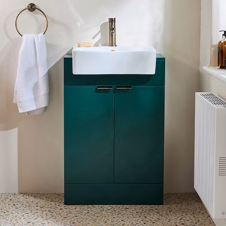 Mobile Bagno a Terra Verde Scuro da 550mm con Lavabo e Maniglie con Impugnatura a Dito in Ottone Spazzolato - Cluo