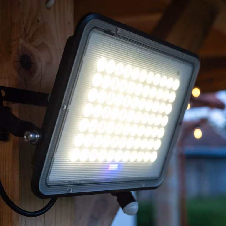 LUMILED lampada solare per faretti da esterno con rilevatore di movimento, telecomando 4000K bianco neutro applique solare da esterno IP65 impermeabile 200W luce solare per giardino sicurezza applique da muro