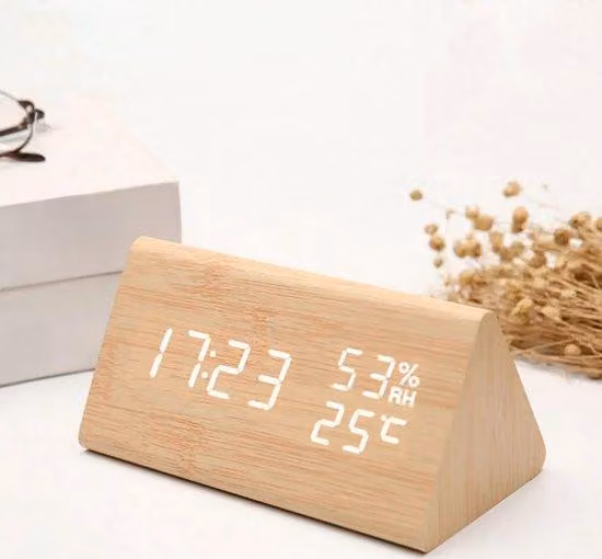 Tabella di crescita in legno con regolazione del volume e indicatori di umidità, temperatura e data.