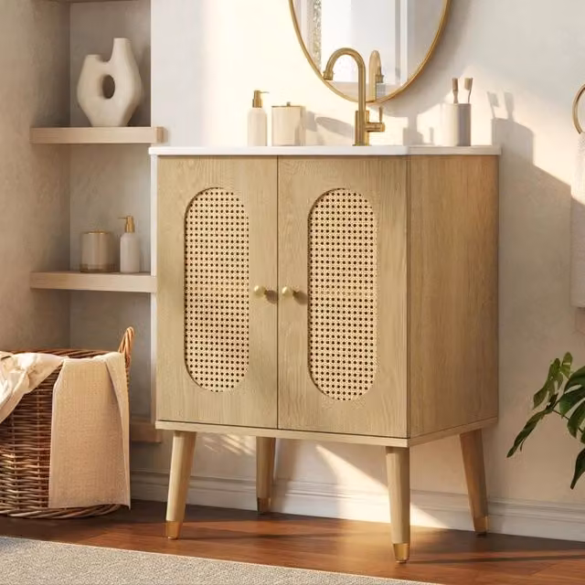 Mobile bagno 61 cm in legno naturale con ante in rattan traspirante, ripiani fissi e ampio spazio sotto lavandino in ceramica. Rubinetto non incluso