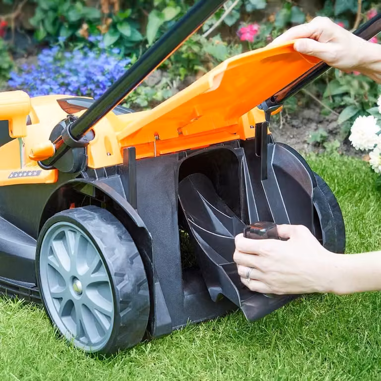 Tagliaerba senza fili con cesto di raccolta da 40 litri, larghezza di taglio di 37 cm e 2 batterie – Nero/Arancione