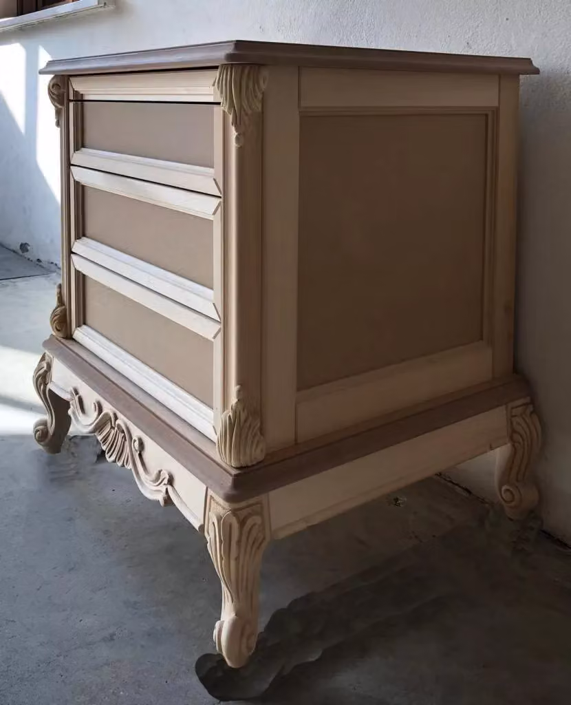 Comodino classico barocco Mobili 2G in legno grezzo con 3 cassetti e 1 tiretto L: 68 cm, P: 55 cm, H: 70 cm – 3