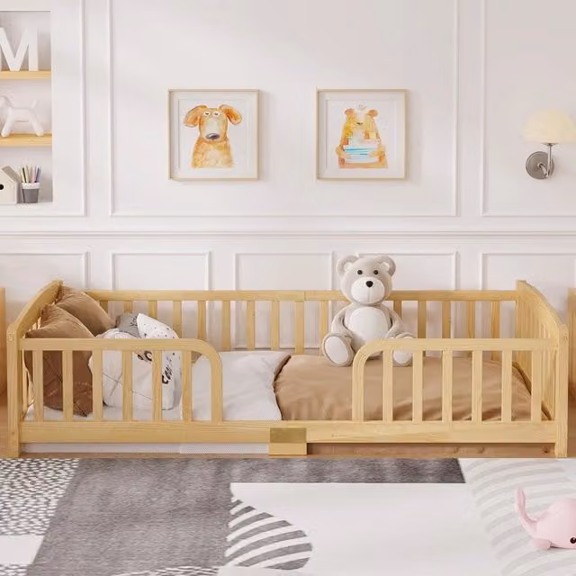 Letto a pavimento Minimal in legno di pino naturale con ringhiera di sicurezza per bambini L/P: 90 x 200 cm
