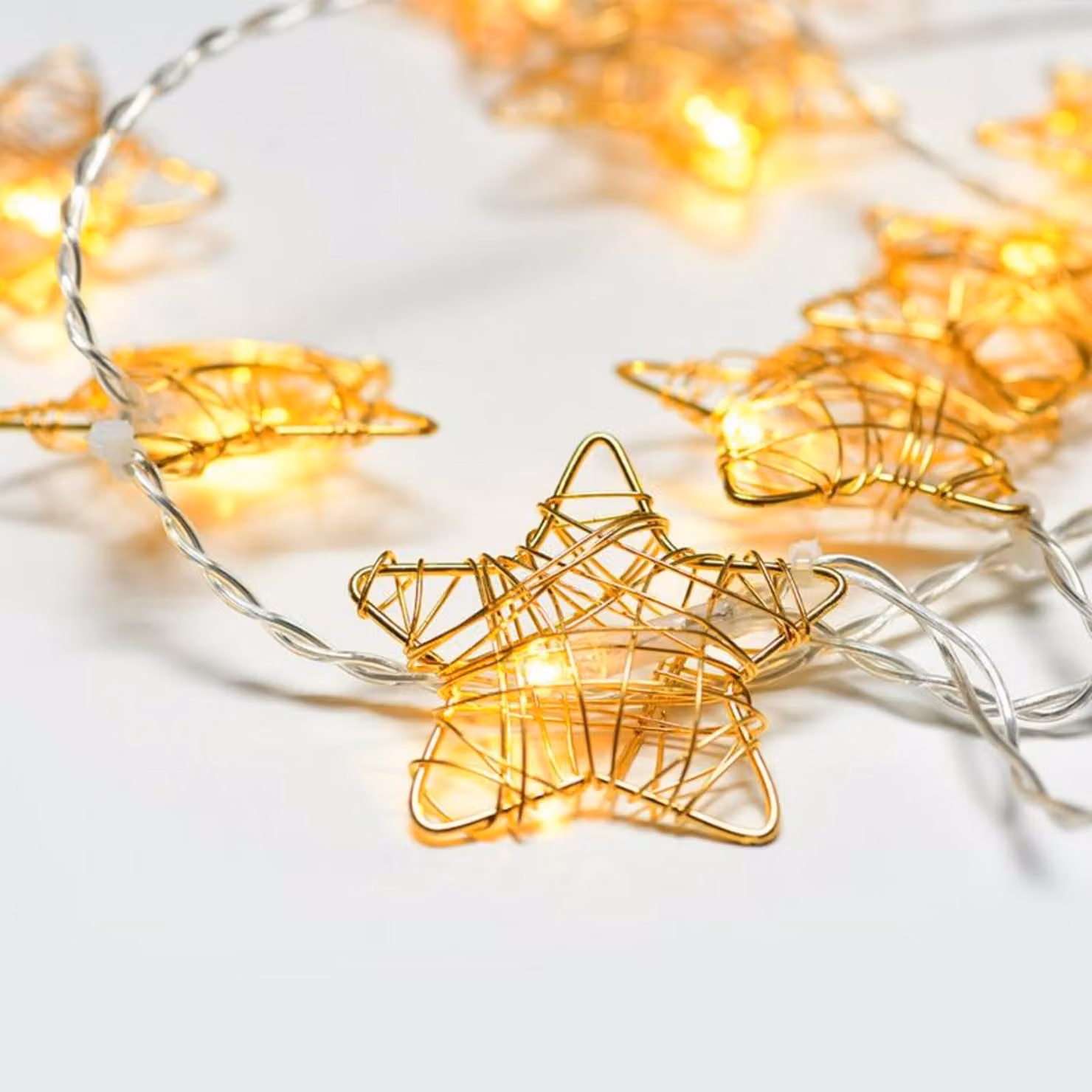 Stelle in metallo di ACA Lighting, catena decorativa a 10 LED a batteria (3xAA) + timer (6ON/18OFF), bianco caldo, oro, metallo, IP20, cavo trasparente 135+30cm XMGSTAR10WW2AT