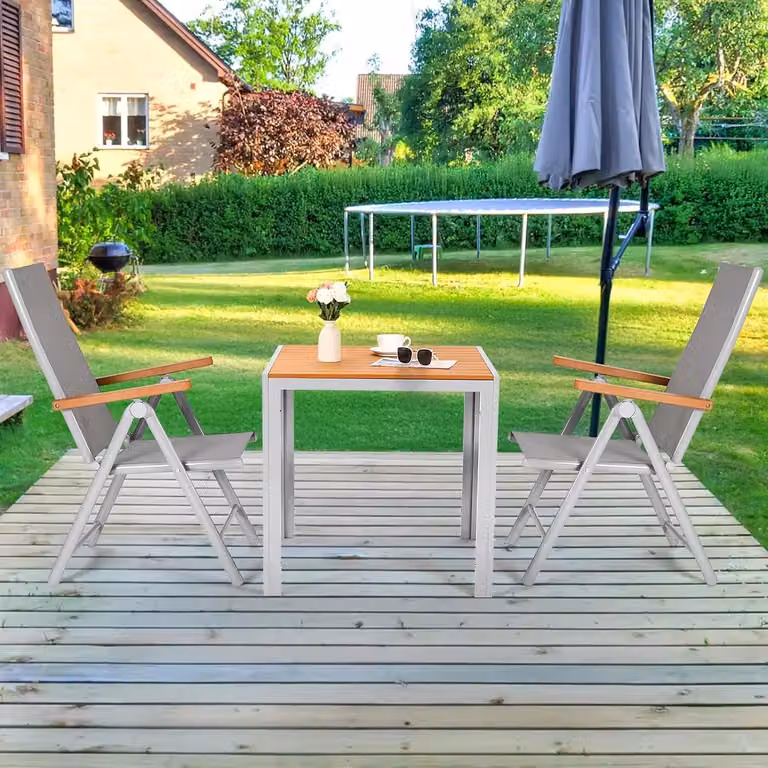 Set di mobili da giardino in alluminio: tavolo con 2 sedie - 75x75x72 cm. Tavolo da giardino per 2 persone, aspetto legno (WPC), schienale alto, colore grigio con venature del legno