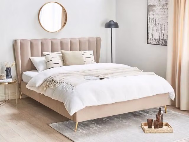 Letto matrimoniale Beliani in velluto beige tortora con testata dotata di porte USB e gambe in metallo dorato L/P/H: 160 x 200 x 112 cm