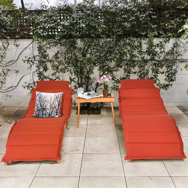 Set di 2 lettini prendisole pieghevoli Costway in legno di eucalipto con cuscini impermeabili per esterno, colore marrone o rosso