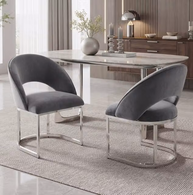 Set di 2 sedie da pranzo ULEVR in velluto grigio con gambe in metallo argentato, design curvo