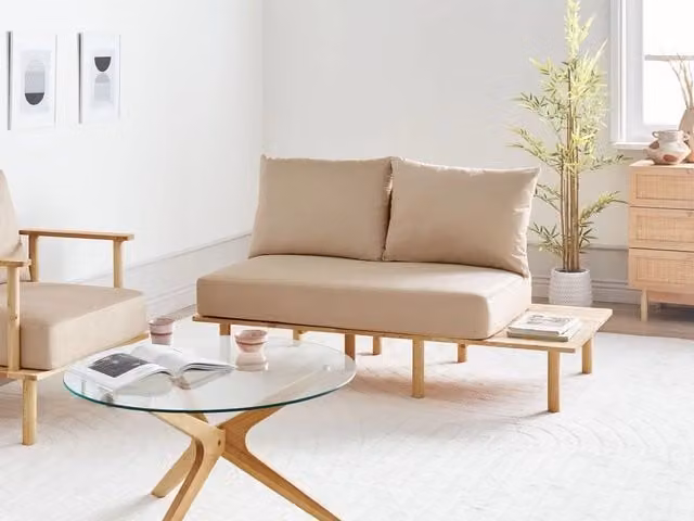 Divano a 2 posti BELIANI in tessuto beige con struttura in legno di gomma e coperture rimovibili L: 155 cm, P: 76 cm, H: 74 cm