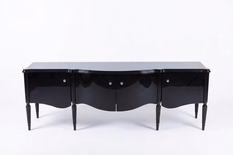 Mobile bar elegante, design moderno, nero lucido, forma sinuosa