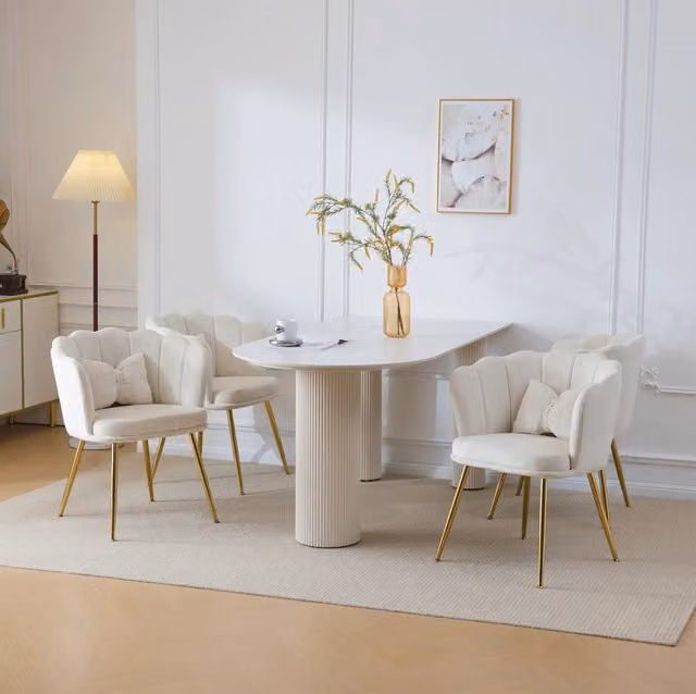 Set 4 sedie imbottite ULEVR in velluto beige con schienale a petalo, cuscini e gambe in metallo dorato