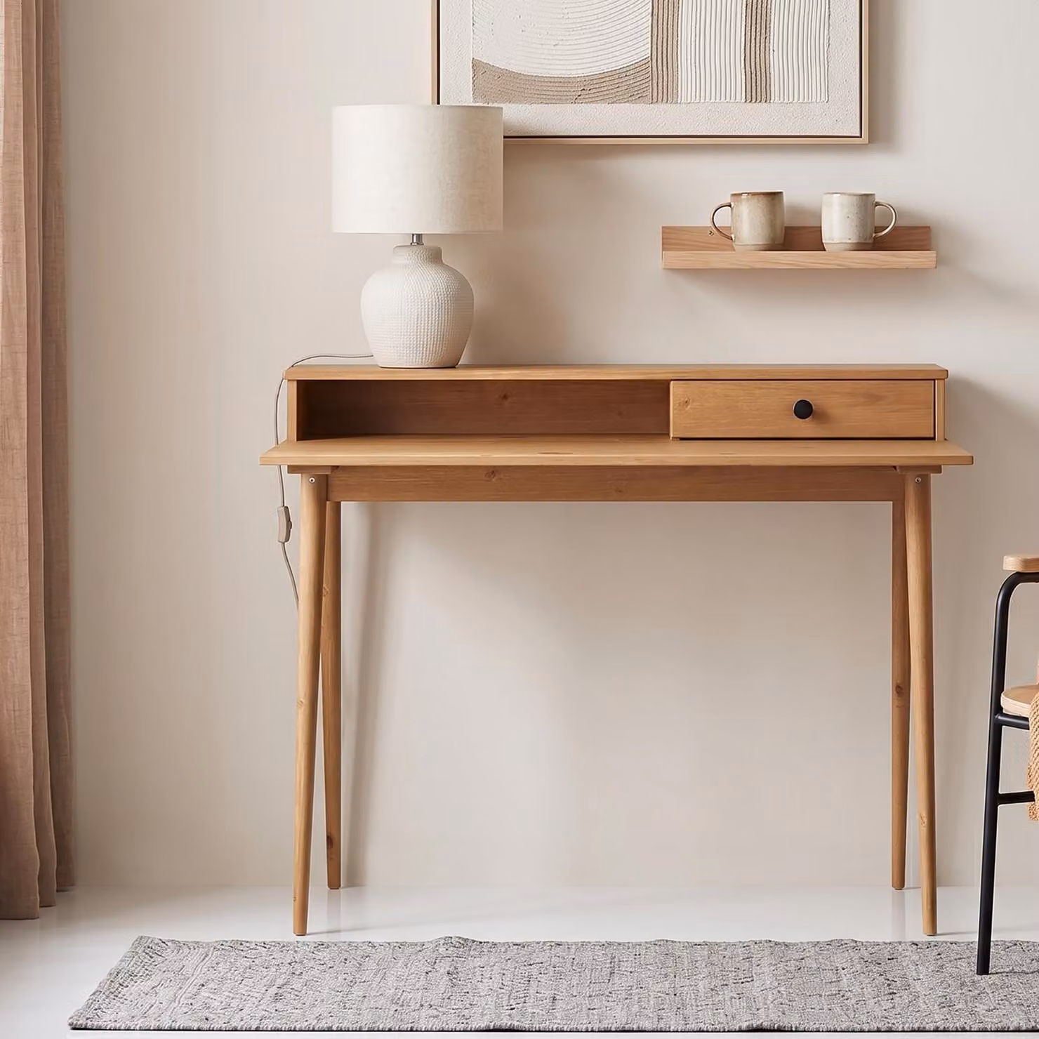 Scrivania MALINA con ripiano e cassetto in legno massello di pino, colore rovere - Scrivania da ufficio con spazio contenitivo e gambe coniche, robusta scrivania per PC realizzata con materiali resistenti