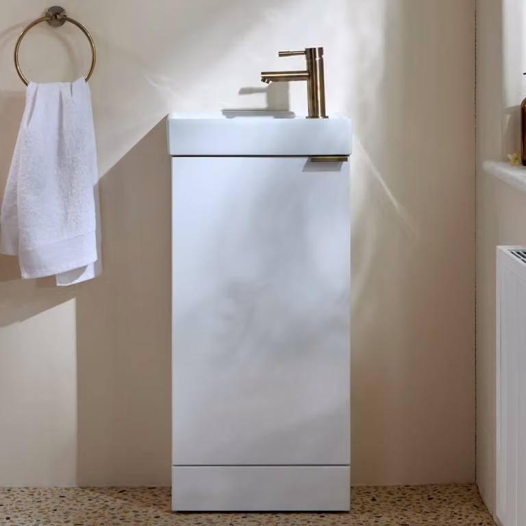 Mobile Bagno a Terra Bianco da 400mm con Lavabo e Maniglia con Impugnatura a Dito in Ottone Spazzolato - Cluo