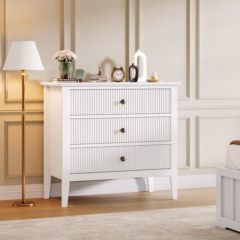 Comodino bianco con 3 cassetti, larghezza 80 cm, con finitura scanalata, realizzato in MDF, altezza 74 cm