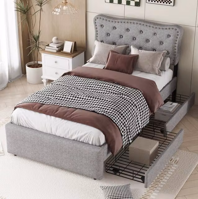 Letto imbottito grigio 90x200 cm con due cassetti e dettagli decorativi in tessuto e MDF