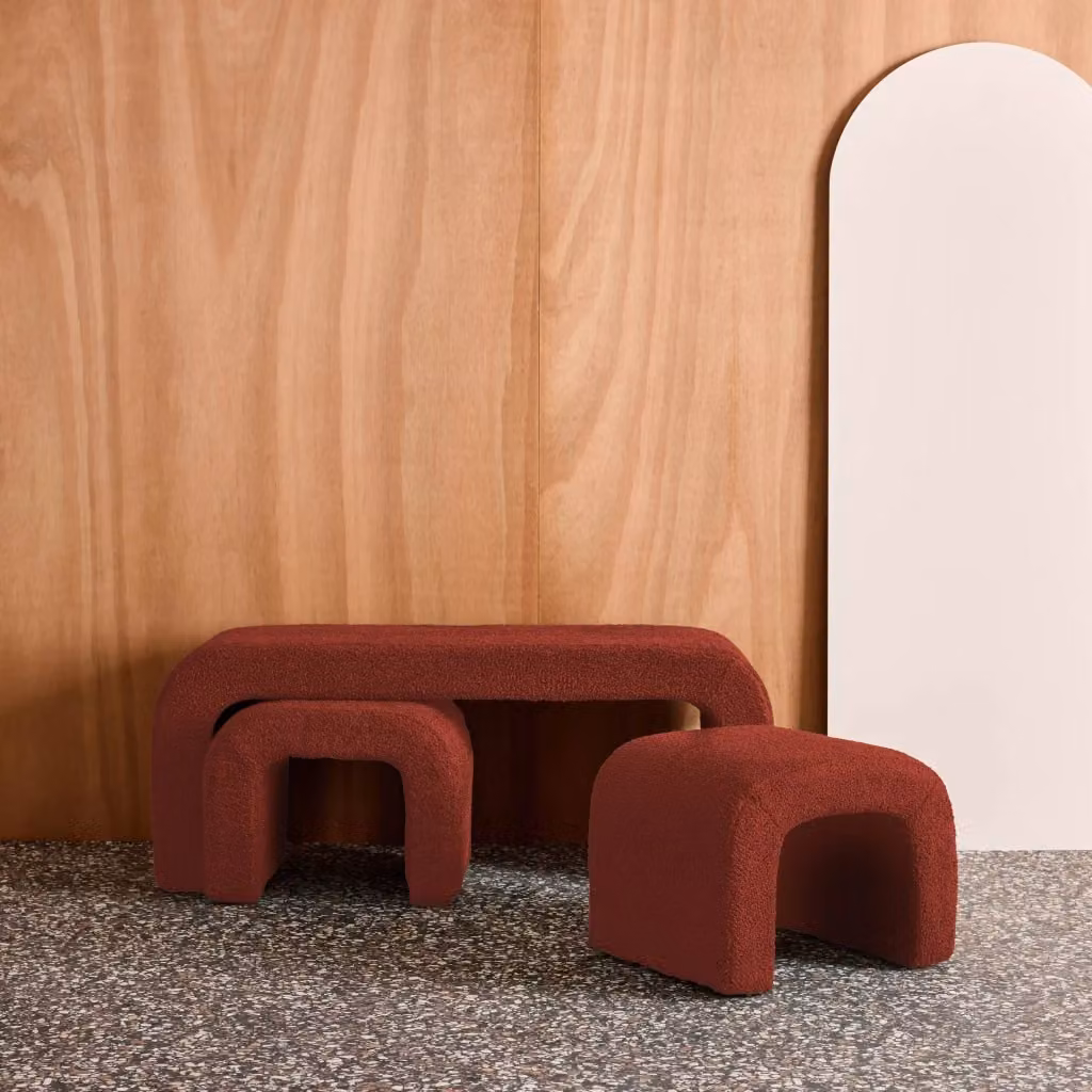 Set di panca e sgabelli impilabili Sweeek in tessuto bouclé color terracotta con struttura in legno di pino, L/P/H: 112 x 40 x 45 cm – 2