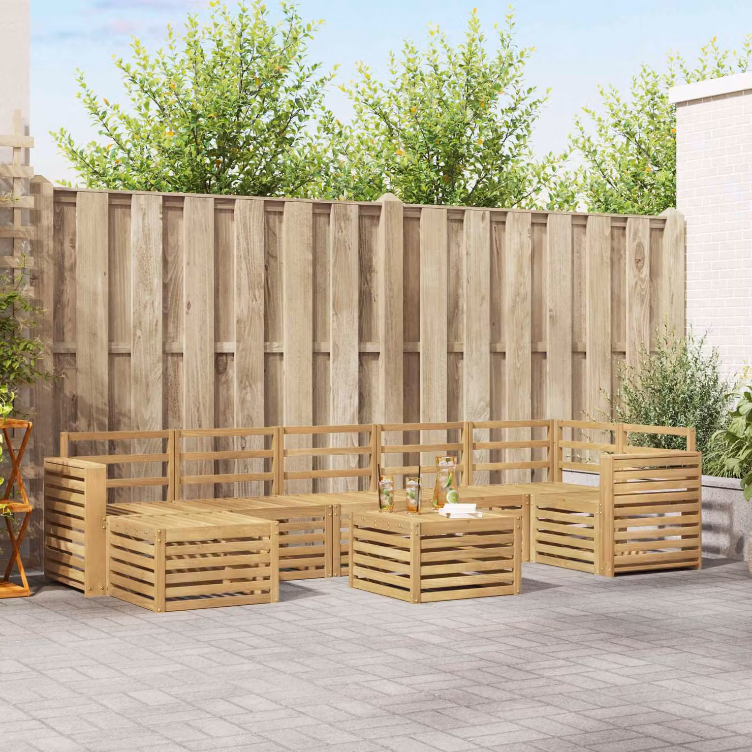 Set di divani da esterno vidaXL 8 pz in legno di acacia massello con cuscini bianchi e marroni, design moderno a L con tavolino e pouf per giardino e terrazza