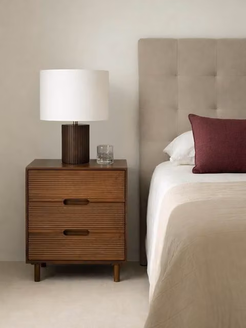 Comodino Moena Kenay Home in legno di mango marrone con 3 cassetti L/P/H: 45 x 45 x 62,5 cm