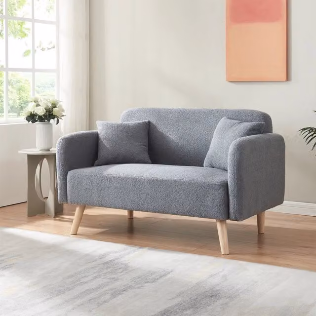 Divano a 2 posti Midt en.casa in tessuto bouclé grigio con braccioli e 2 cuscini, L: 132 cm, P: 80,5 cm, H: 70 cm