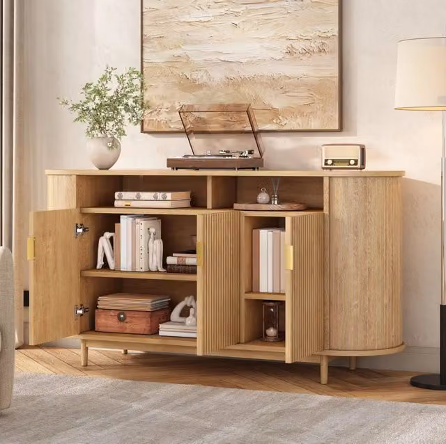 Sideboard in legno MDF con 3 porte, struttura a linee verticali e piedi in pino, mobile contenitore naturale 140x40x78 cm