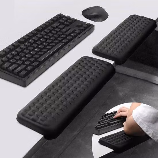 Supporto ergonomico a forma di "L" per gomito, ideale per scrivanie, dotato di cuscinetti antiscivolo in memory foam, dimensioni 30 x 10 cm, per polsi e braccia.