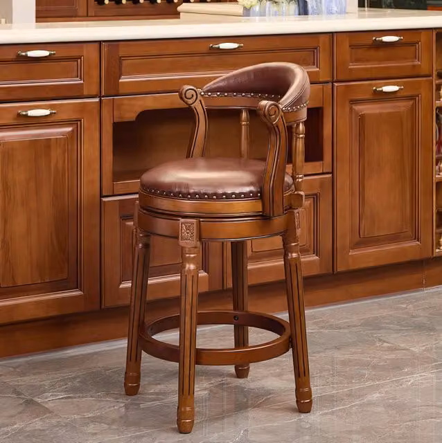 Sgabello da bar girevole a 360° in pelle e legno marrone; altezza seduta 26”