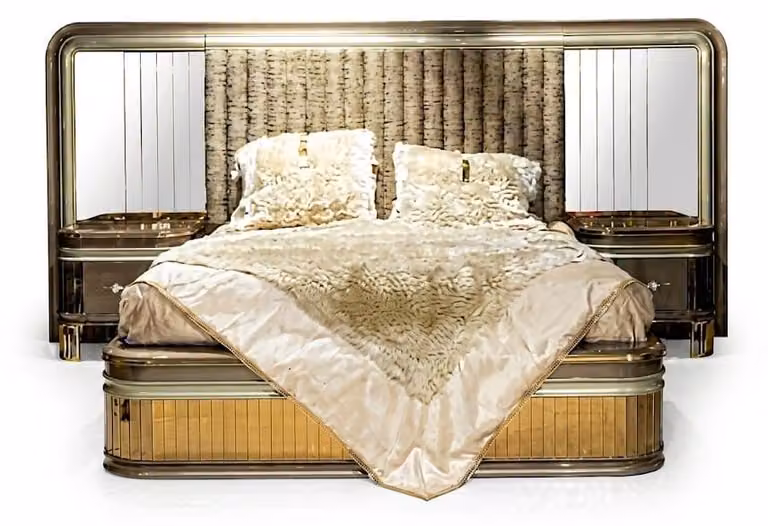 Letto esclusivo completo di comodini, realizzato con materiali di alta qualità e rifiniture curate