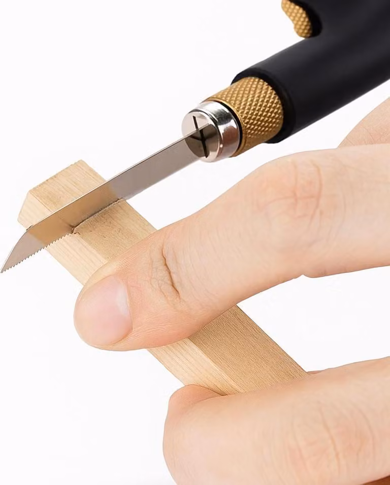 Piccola sega a mano a forma di penna con 2 lame