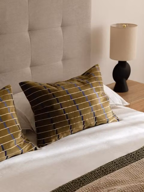 Cuscino rettangolare Crossing verde Kenay Home con rivestimento in cotone lavabile e imbottitura in piume, L 40 x P 40 x H 40 cm