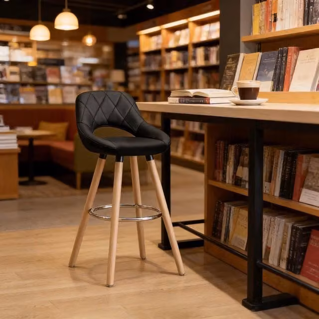 Sgabello da bar MIVRAY con schienale in similpelle nero e gambe in legno, altezza seduta: 68 cm – 1