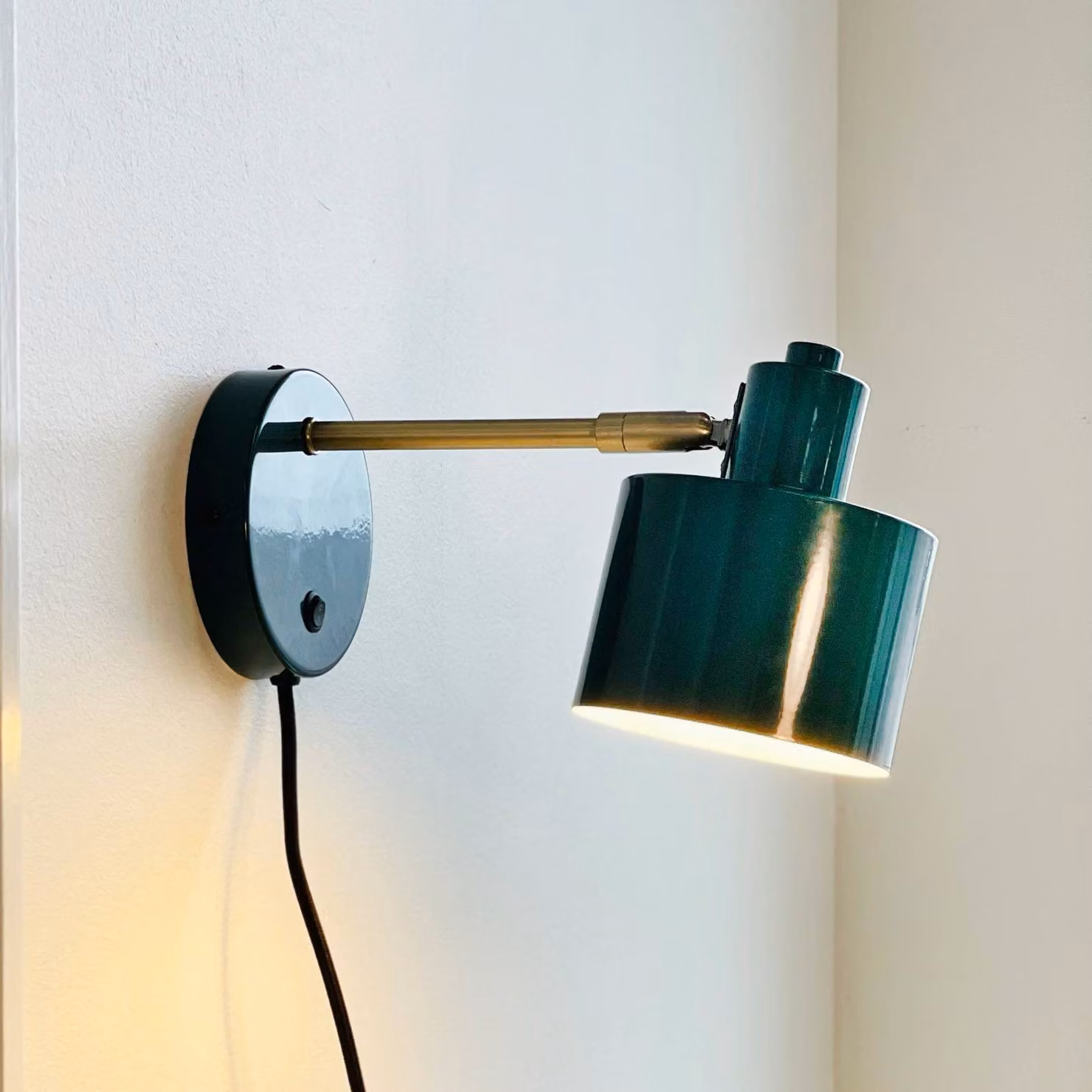 Dyberg Larsen Applique Ocean, verde scuro, sporgenza 30 cm Ocean, Verde, Soggiorno / Sala da pranzo, Metallo, Design