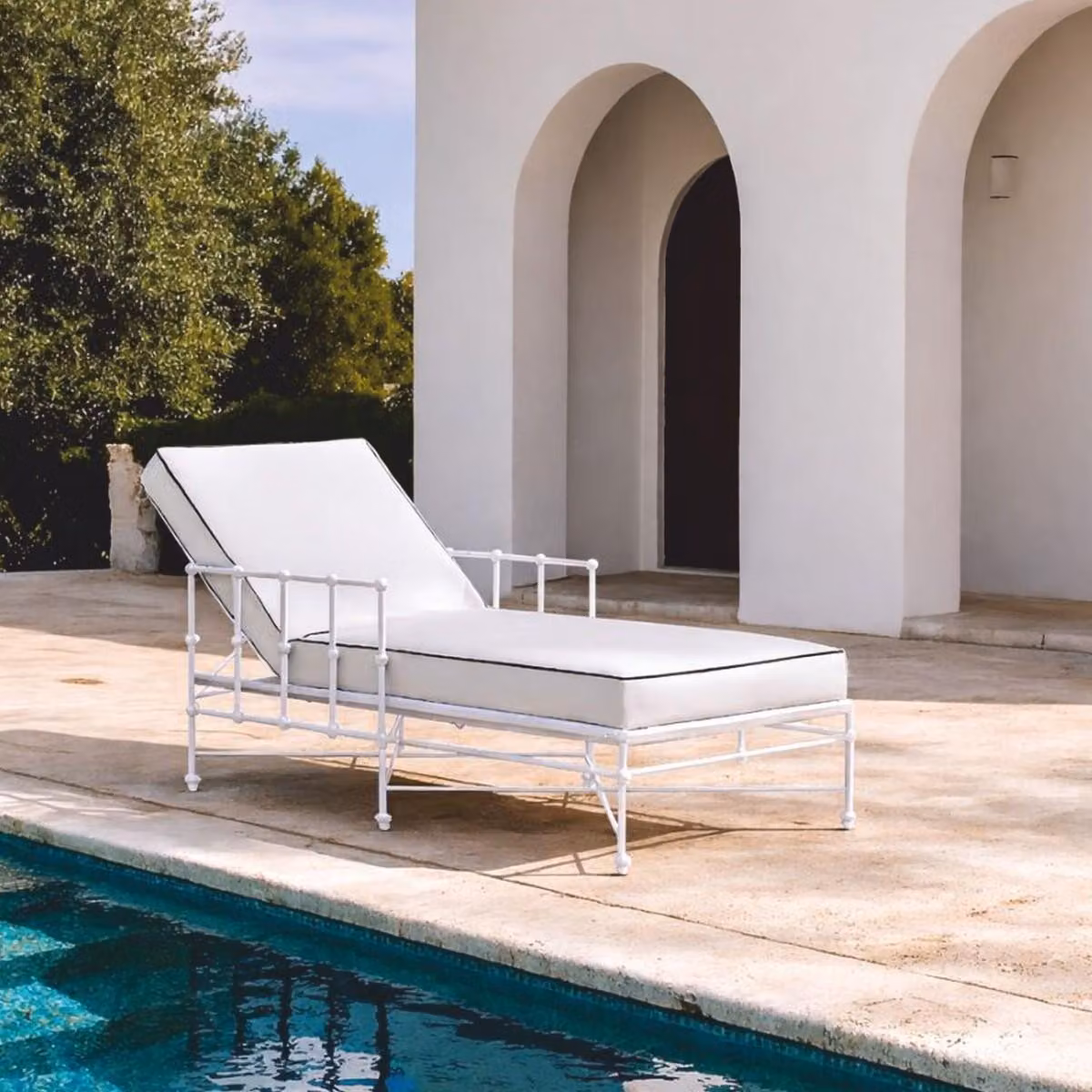 Casa Padrino: lettino da giardino con braccioli, bianco, 190 cm - Arredamento per hotel e giardini