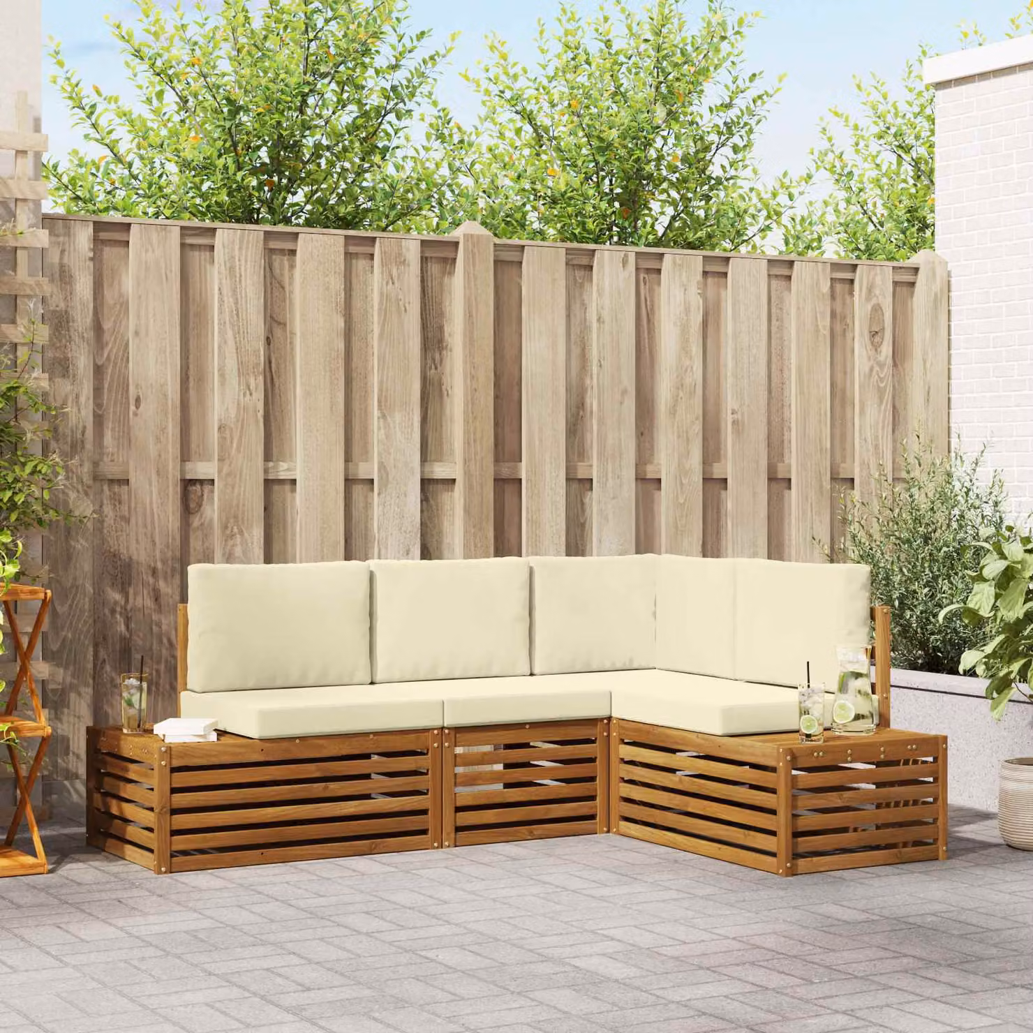 Set di divani da esterno a L vidaXL in legno di acacia con cuscini beige e bianchi