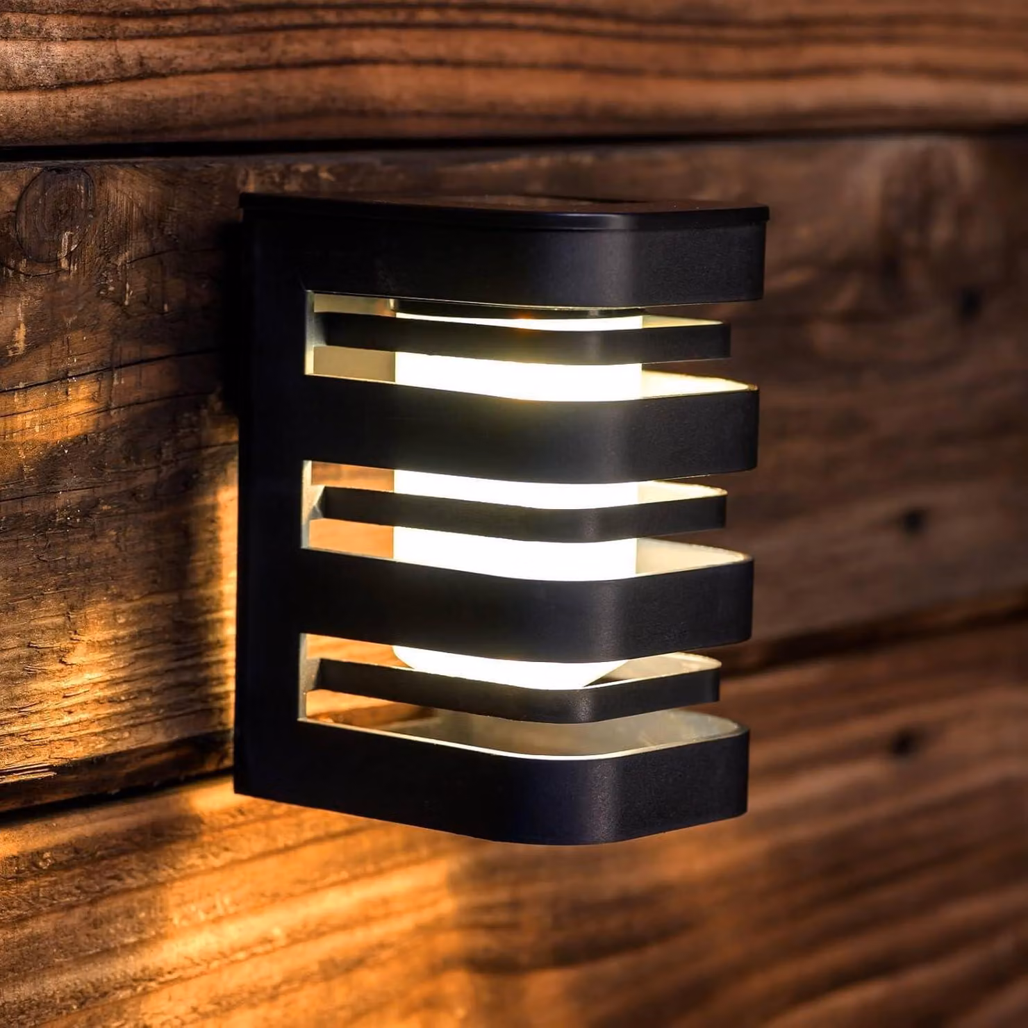 LUMILED lampada solare da parete per facciate esterne LED luce solare IP44 resistente agli spruzzi, bianco caldo 3000K, luce solare da parete esterna per giardino, recinto, garage, balcone, veranda