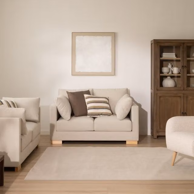 Divano 2 posti Milú Banak beige con rivestimento in tessuto e cuscini inclusi