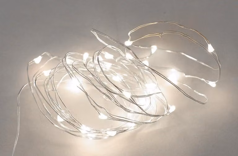 Catena luminosa a LED, lunghezza 4,9 metri, luce bianca fredda, alimentazione a 3 batterie AAA