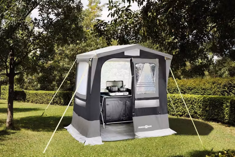 Tenda da cucina con zanzariera, porta più grande e finestre aggiuntive