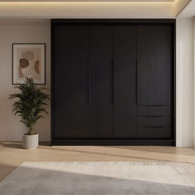 Spazioso armadio a quattro ante KLARI con cassetti e maniglie in metallo – design moderno