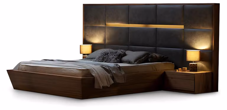 Il letto alto ed elegante è rivestito con tessuti raffinati.