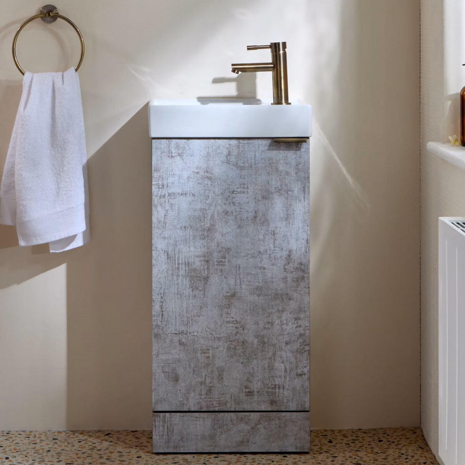 Mobile Bagno a Terra Grigio Cemento da 400mm con Lavabo e Maniglia con Impugnatura a Dito in Ottone Spazzolato - Cluo
