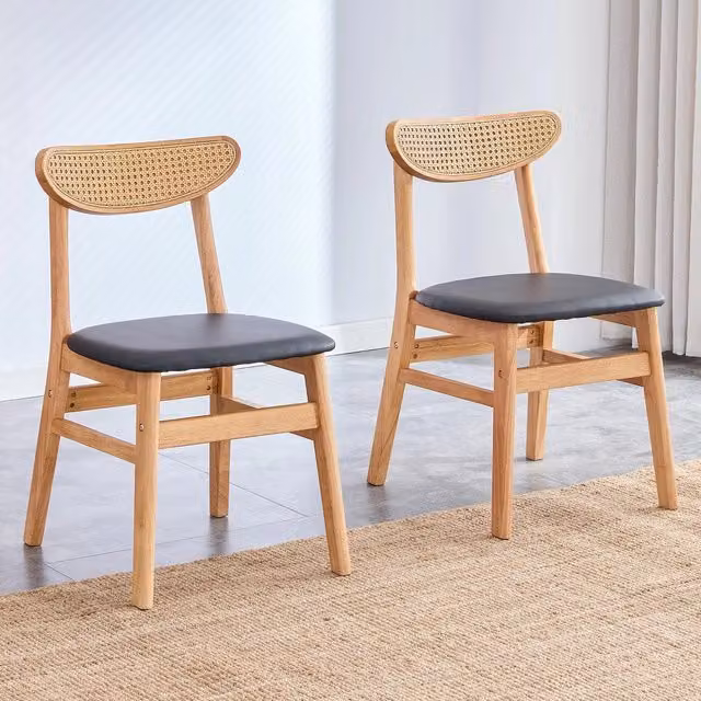 Set di 2 sedie da pranzo MINIMAL con schienale in rattan e seduta imbottita in ecopelle, struttura in legno massello di gomma, stile scandinavo, colore marrone