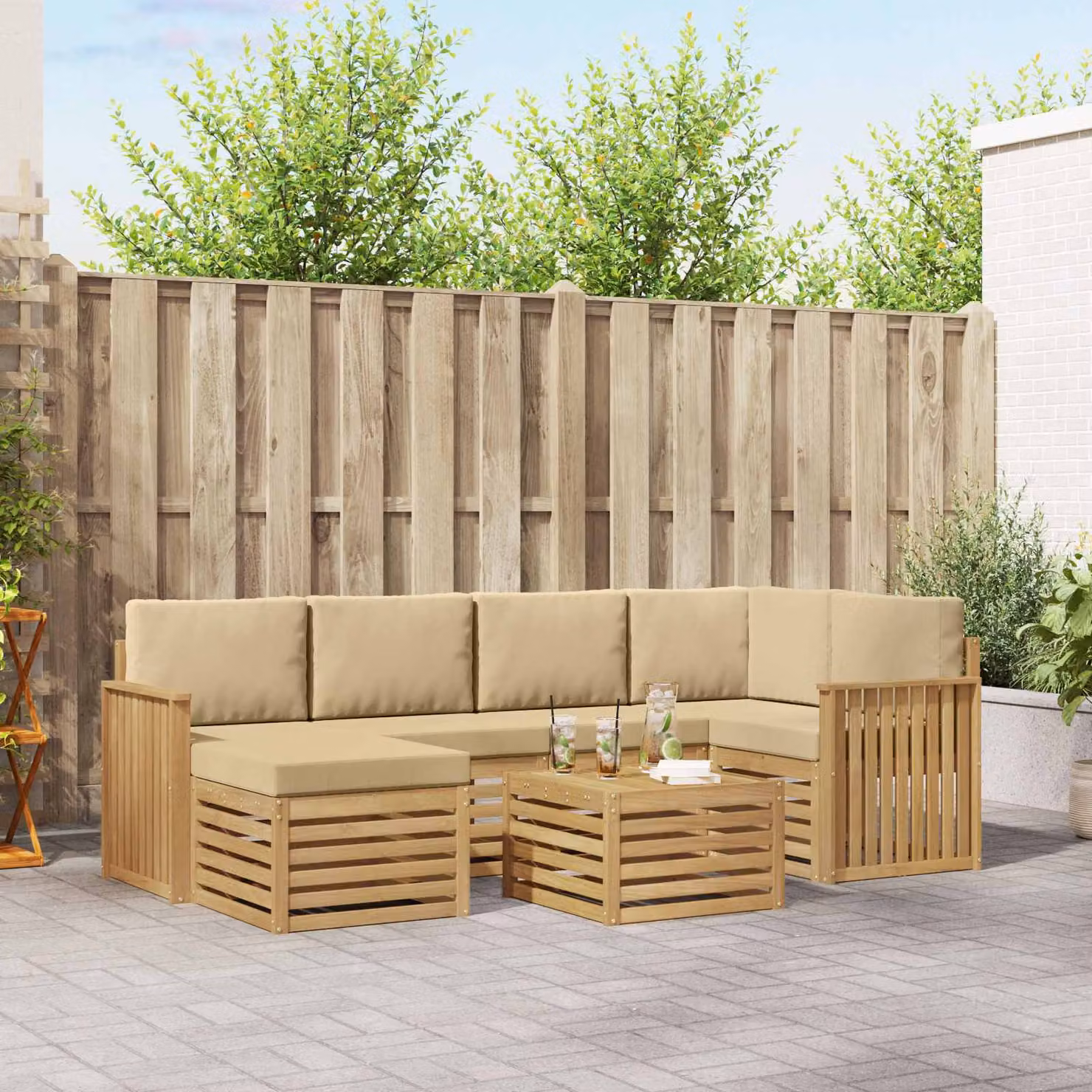 Set di divani da esterno vidaXL 7 pezzi in legno di acacia con cuscini bianchi e beige