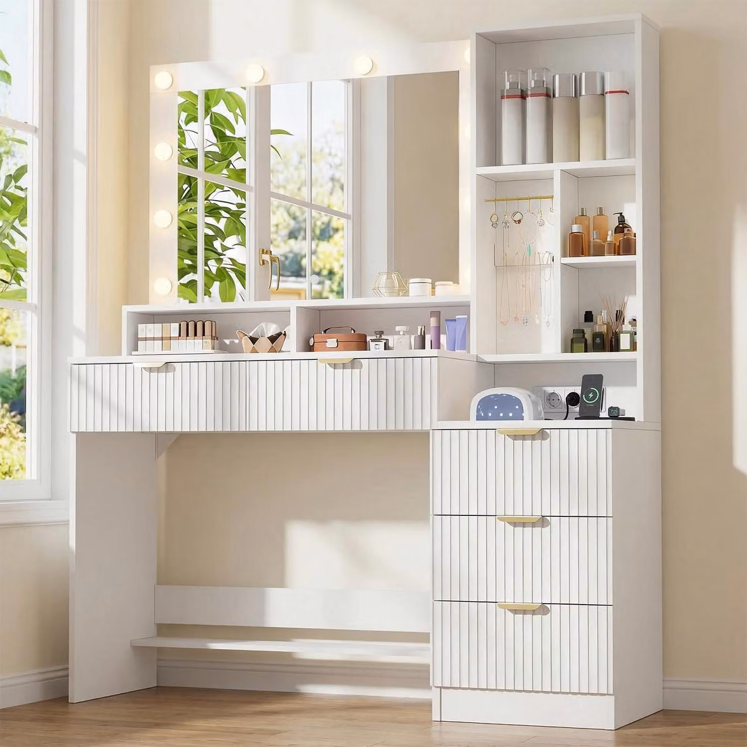 Comò da trucco con illuminazione a LED, specchio, prese di corrente, 12 ganci per gioielli, 5 cassetti, ripiani aperti, colore bianco