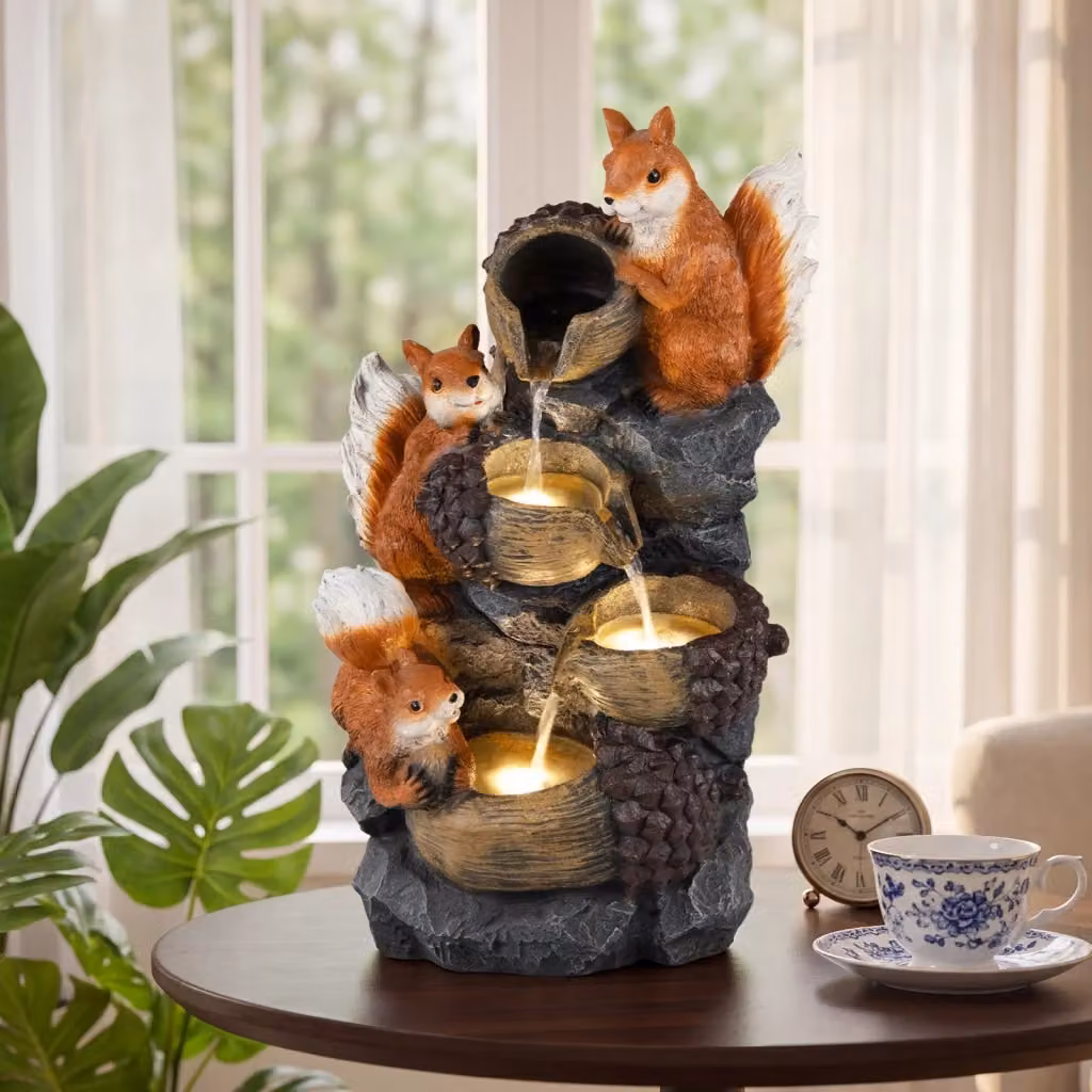 Fontana da tavolo a cascata DESIGN IN con scoiattolo e nocciola, realizzata in resina e fibra di vetro, colore bianco e marrone, con 4 luci LED e design autunnale – 2