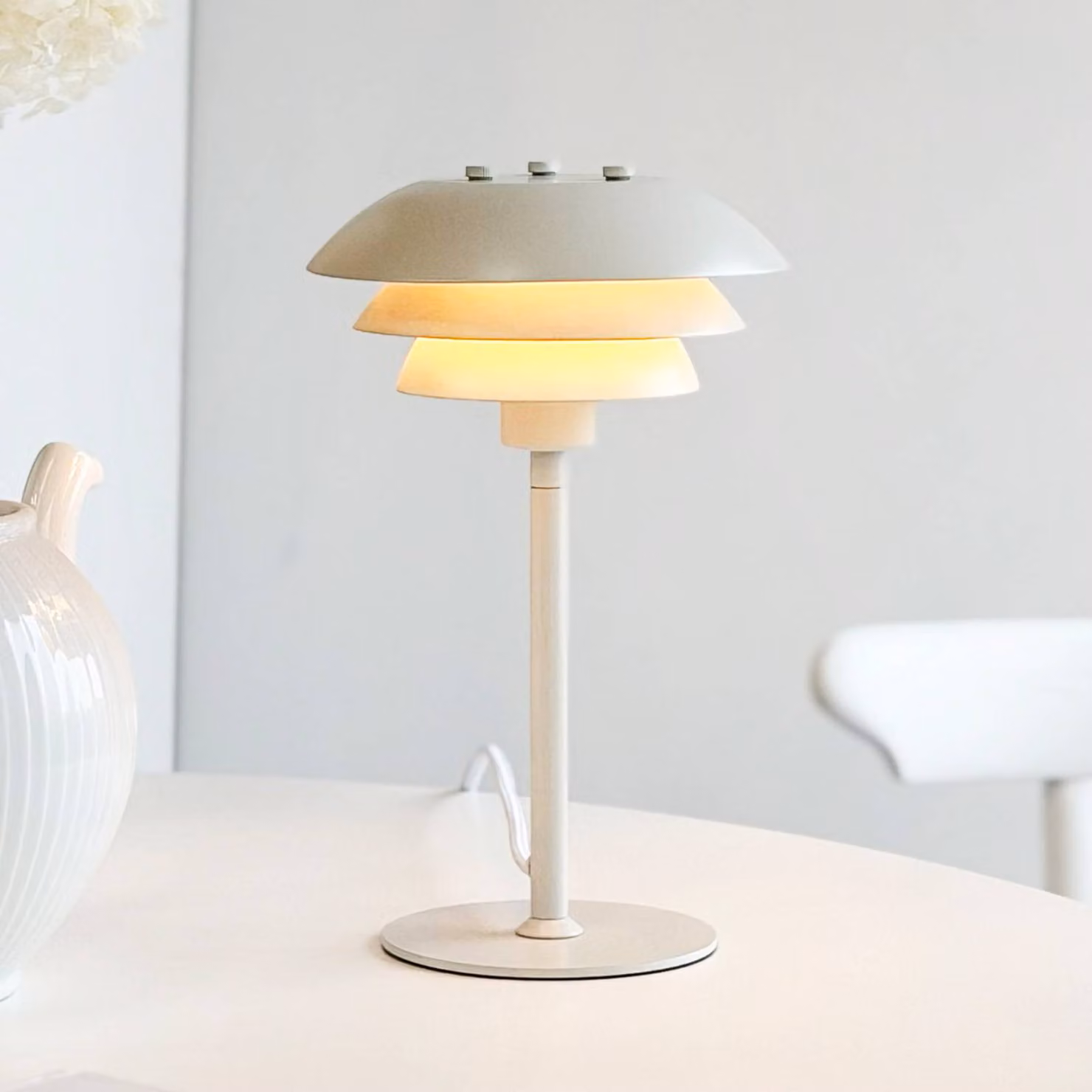 Dyberg Larsen Lampada da tavolo SIXTEEN, Bianco / Opale, Soggiorno / Sala da pranzo, Metallo, Scandinavo, Lampada da tavolo