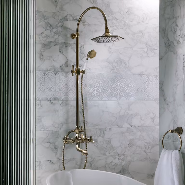 Kit Doccia con Miscelatore per Vasca da Bagno a Parete con Soffione e Doccetta Art Deco - Ottone Spazzolato - Earlham