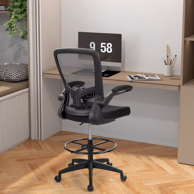 Sedia da ufficio girevole Costway con altezza regolabile, braccioli e poggiapiedi, Nero, L/P/H: 68 x 68 x 108-128 cm
