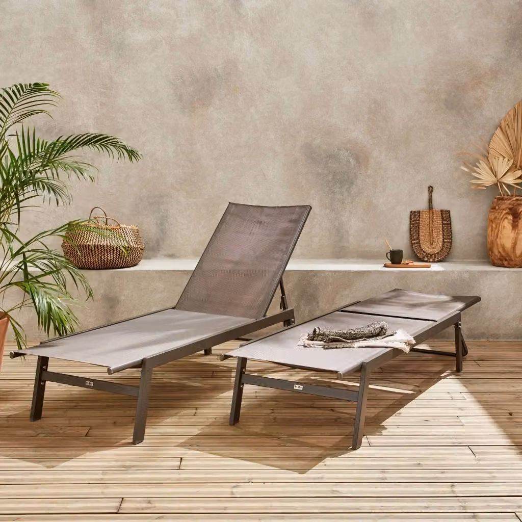 Set di 2 lettini prendisole Sweeek in acciaio verniciato a polvere e tessuto textilene, marrone, con poggiatesta regolabile – 2