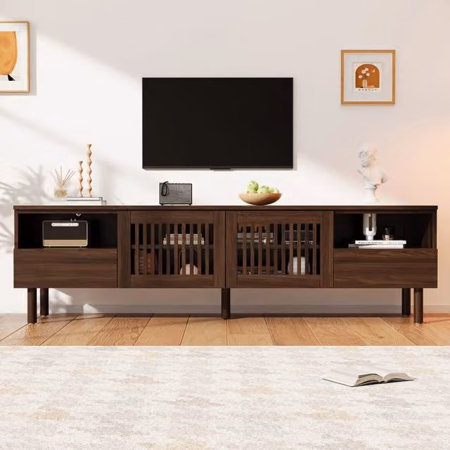 Mobile TV 180x40x51 cm in MDF con gambe in legno massello, 2 ante a griglia, 2 cassetti e vani aperti. Per TV 55-75 pollici